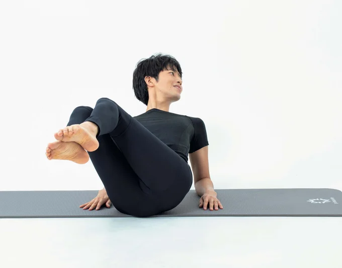 3. 腰を右にひねり顔は左を向く。左右交互に10セット行う。