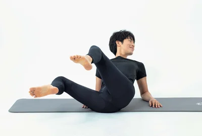 ひざが離れてしまう人は下腹に力が入っていないのでNG！