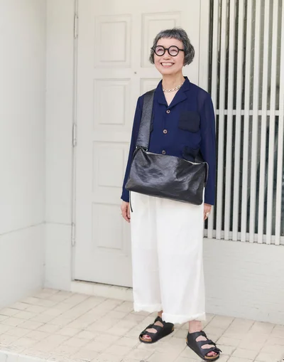 ジャケット（コム デ ギャルソン）は15年前に購入し、今も活躍中。パンツ（ユイノア）、バッグは牛革の自作。