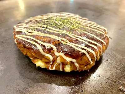 大阪のお好み焼きは、生地が分厚いのが特徴