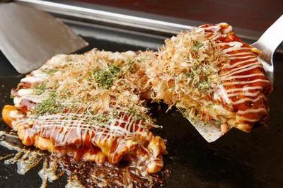 生みの親は茶人・千利休!? いまや外国人観光客にも人気の大阪名物「お好み焼き」