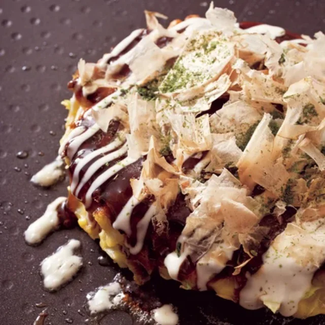 豚の脂でカリッとこうばしく焼き上げる「豚玉お好み焼き」
