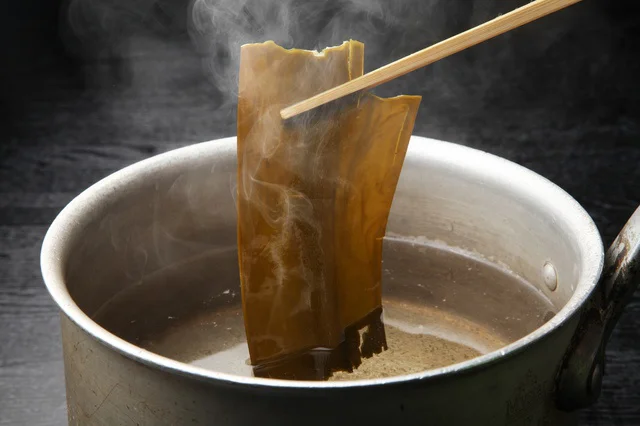 大阪でだしに使わるのは真昆布。ほかの昆布と比べて甘みが強く、コクがある