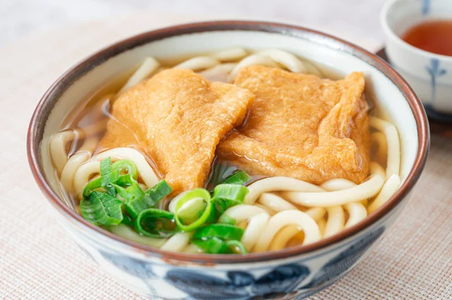 「きつねうどん」の優しい味わいは、寒い冬に体を温めてくれそう