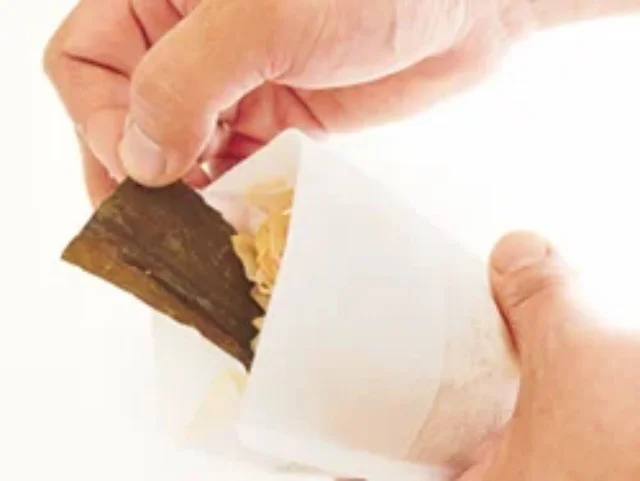 市販のだし用パックに削りがつおと昆布を入れる