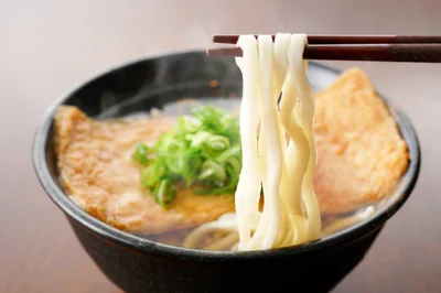 大阪府民の熱愛グルメといえば… ジューシーなお揚げがたまらない「きつねうどん」