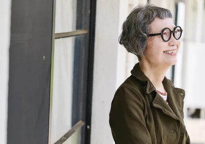 私のトレードマークは髪型とメガネ。「年を重ねるほど、ヘアスタイルは大事よ」と友人に言われ、都心の美容室まで出掛けている。