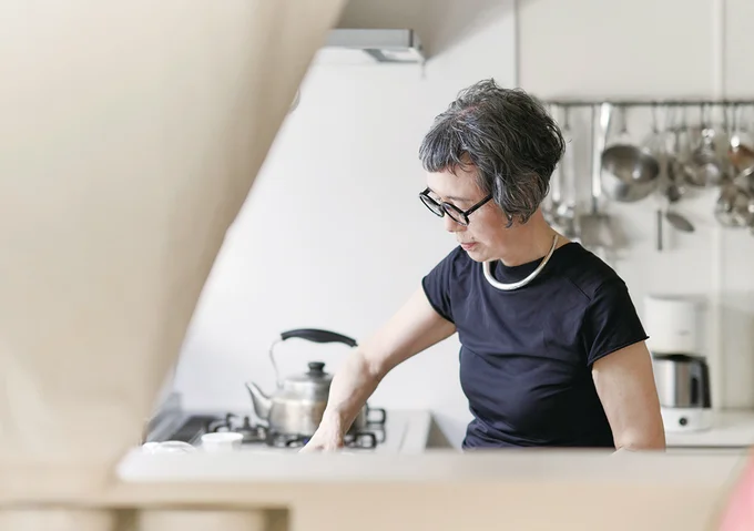 居間から見たキッチン。顔は見えても手元が見えないように、大工さんに調整してもらった。