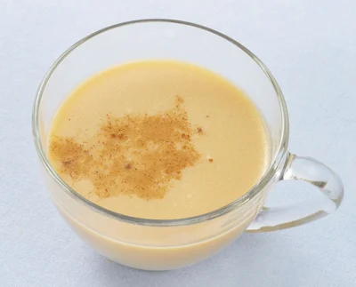 たっぷりのスパイスで贅沢に。オーツミルクで作る「ほうじ茶ラテ」