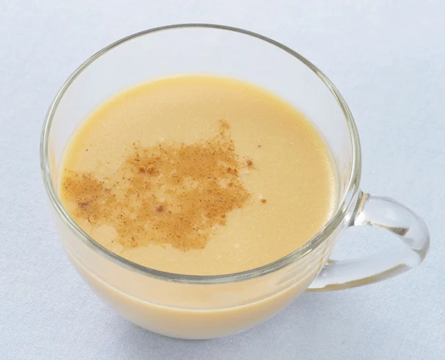 たっぷりのスパイスで贅沢に。オーツミルクで作る「ほうじ茶ラテ」