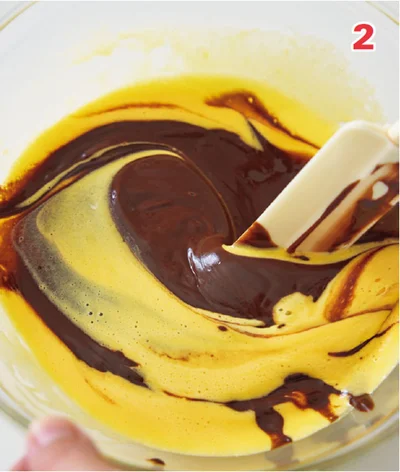 2．チョコレート、バターを溶かして1と混ぜる（▶︎次へ）