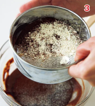 3．粉類をふるって混ぜる（▶︎次へ）