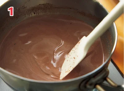 1．チョコレート、牛乳、生クリームを温める（2に続く▶︎次へ）