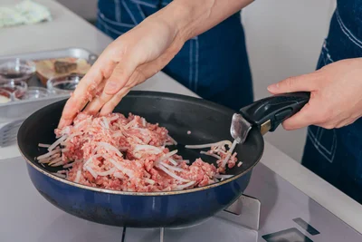 もやしはカットしなくてOK。ひき肉をこねる間に、おもしろいほどにポキポキともやしが折れていきます