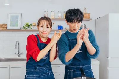 肉だねを持ってキメ！テンションマックス、明るい姉に寄り添う優しい弟さん。仲良し姉弟の様子は次も▶