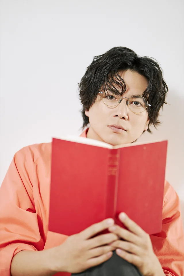 “愛の人”NEWS加藤シゲアキ「人はバラバラだからこそ愛がいる」新刊『ミアキス・シンフォニー』撮り下ろしインタビュー！
