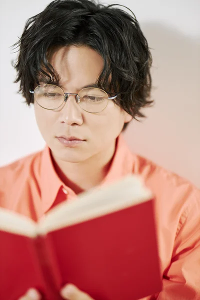 「小説は紙で読みたい派」だという加藤さん。ページを捲る感覚が想像をかき立てるのだそう