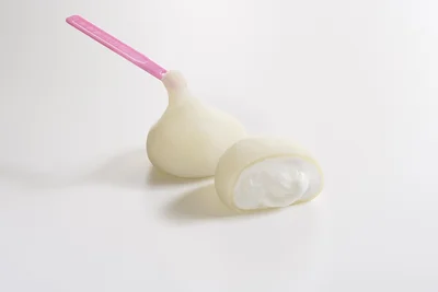 薄いやわらかいおもちの中にたっぷりクリーム！チルド商品なのでアイス売り場にはありません…