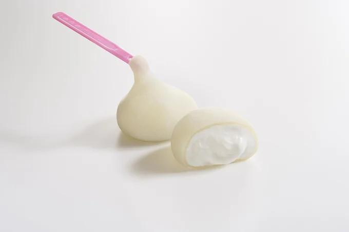 薄いやわらかいおもちの中にたっぷりクリーム!チルド商品なのでアイス売り場にはありません…