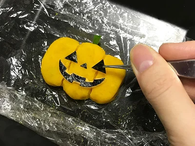 今回のハロウィン特別号の付録「かぼちゃトート」は、マッシュしたかぼちゃで作成。