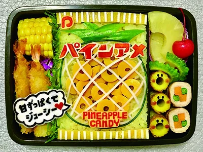 パインあめは薄焼き卵を丸型で抜き、ストローで穴をあけたもの。パッケージの白い編み編み部分の線は、なんと太さの違うそうめんと冷や麦を使い分けて立体感を再現！