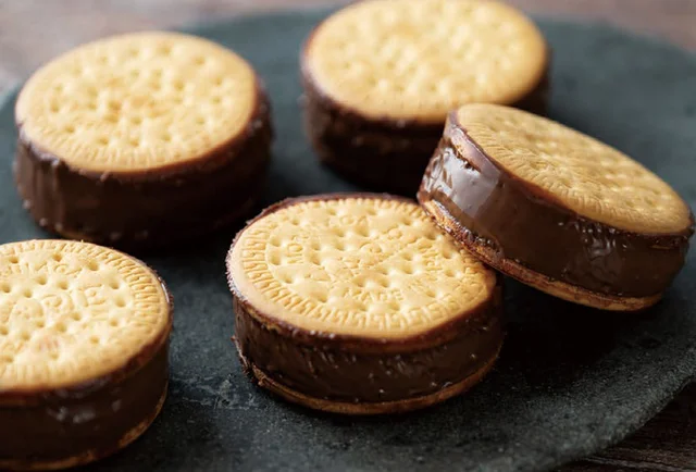 チョコの厚みがリッチ！ 混ぜて挟んで冷やすだけ「生チョコサンドクッキー」