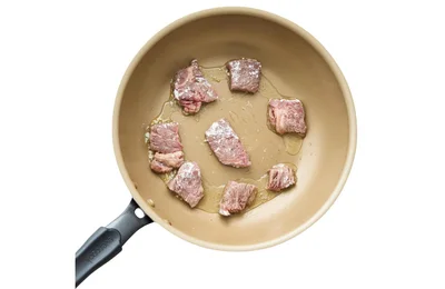 牛肉は食べやすい大きさに切り、小麦粉を薄くまぶす