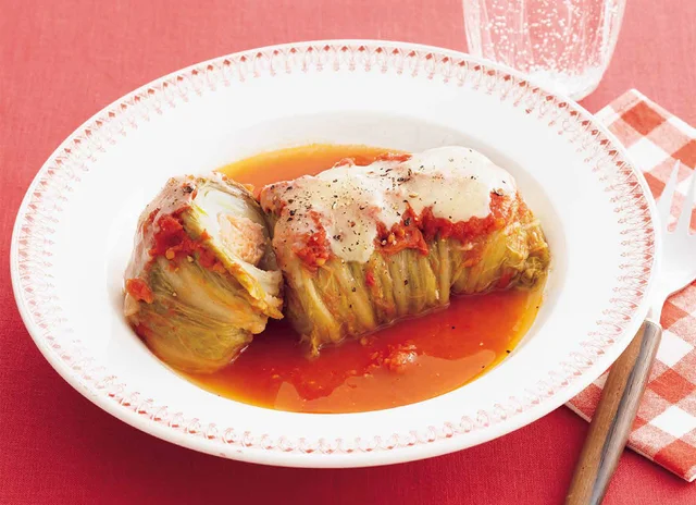 ボリュームたっぷり！ 白菜で鮭を巻いて作る「ロール白菜のトマト煮込み」
