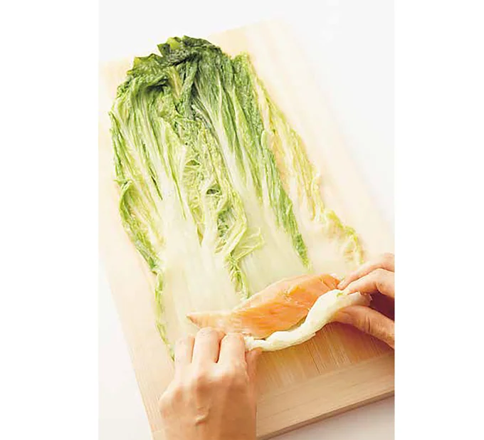 ゆでた白菜をずらして重ね、鮭を巻く