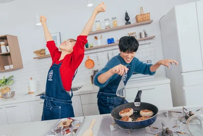 小山さんのフライ返し使いもバッチリ決まってます！