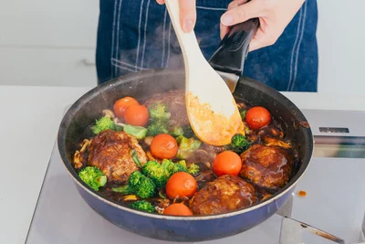 野菜のダシもソースに深みをプラスしてくれます。トマトに火を入れる時間はお好みで…！