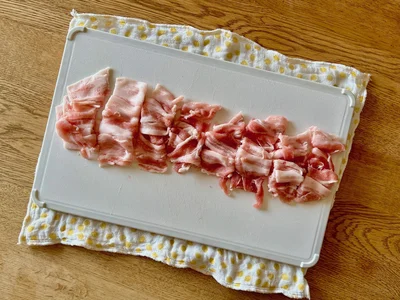 豚肉は4cm幅にカット