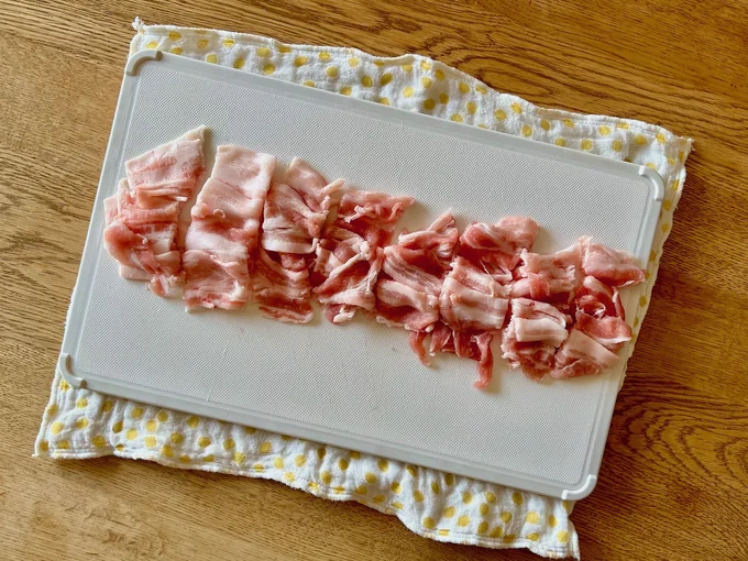 豚肉は4cm幅にカット