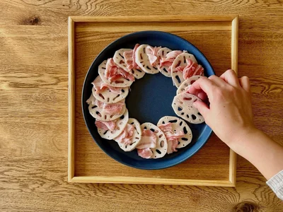 れんこんと豚肉を交互に並べる