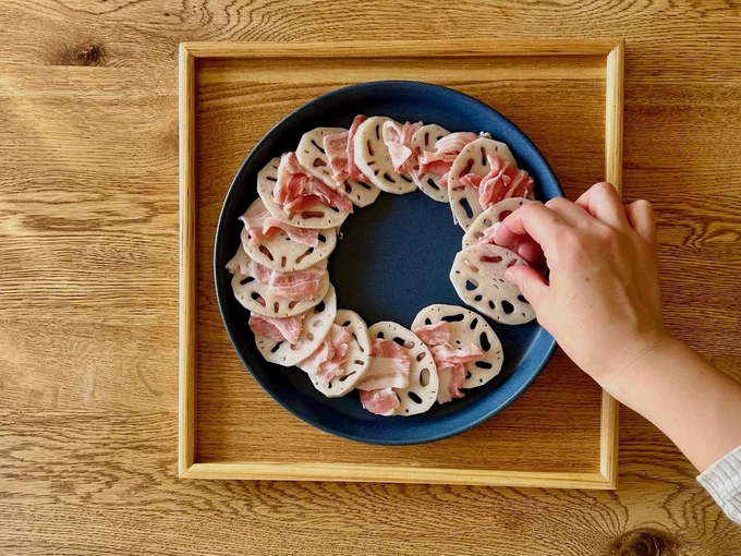れんこんと豚肉を交互に並べる