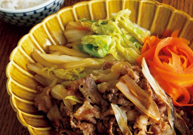 牛肉のうまみをたっぷり吸った野菜が絶品の「白菜と牛肉のすき焼き風」