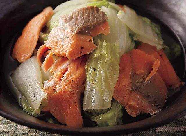 鮭のうまみがじんわりしみた白菜にほっこり！ 「白菜と塩鮭の重ね蒸し」