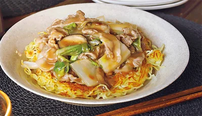 白菜と豚肉のあんかけ焼きそば（料理・近藤幸子、撮影・髙杉純）