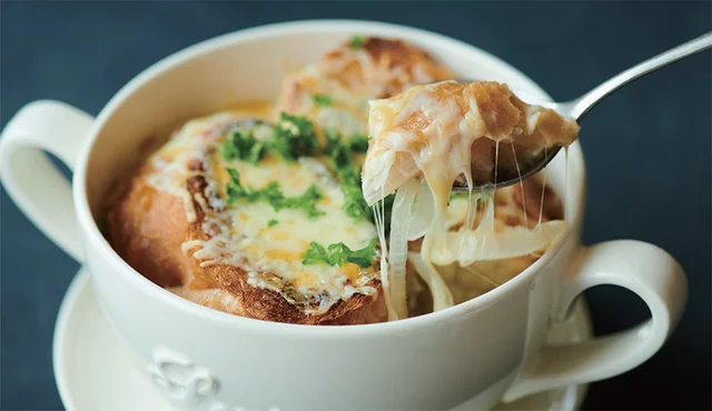 玉ねぎの切り方で甘みを出しやすく。寒い日に食べたい「オニオングラタンスープ」