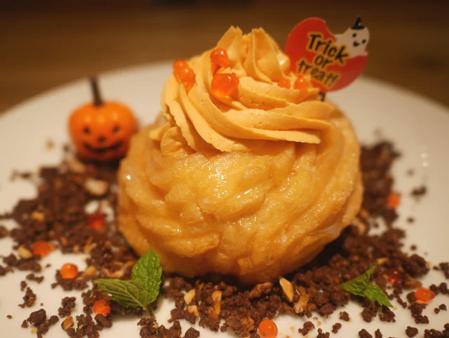 えっ、シュークリームの上にイクラ？ 衝撃のハロウィン限定パンプキンスイーツ
