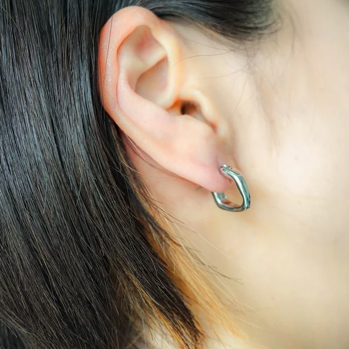 大人の女性らしい印象を残すフープピアス