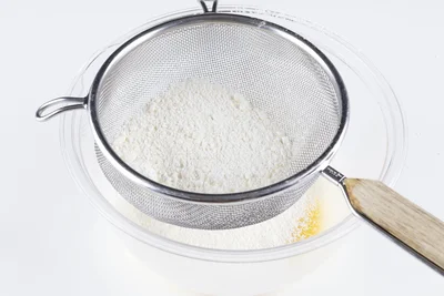 薄力粉をふるいながら加える