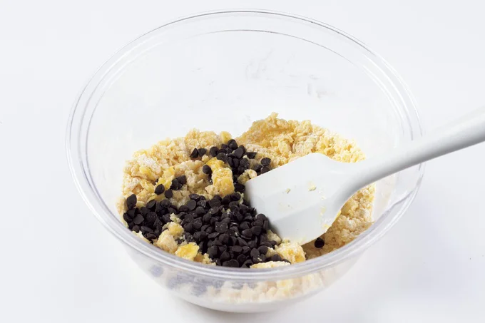 チョコチップを加えてさらに混ぜる