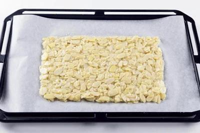 長方形にゴムベラなどで広げ、表面をならす