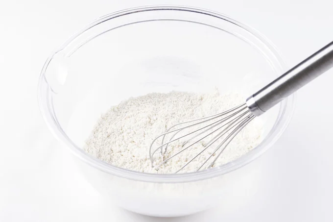 薄力粉、きび砂糖、塩を入れて泡立て器で混ぜる