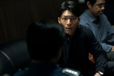 警察官のファン・ジュノ役を演じるウィ・ハジュン