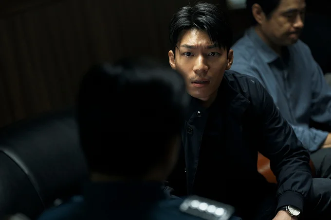 警察官のファン・ジュノ役を演じるウィ・ハジュン