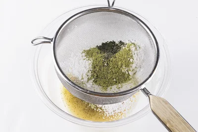 米粉、緑茶パウダー、緑茶の茶葉を合わせてふるい入れる