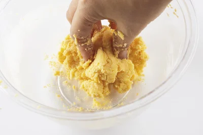 牛乳を加え、指先でこねて一つにまとめる