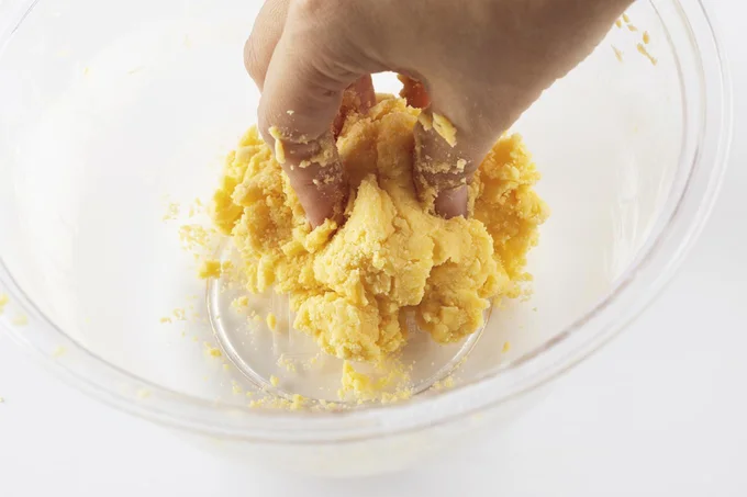 牛乳を加え、指先でこねて一つにまとめる